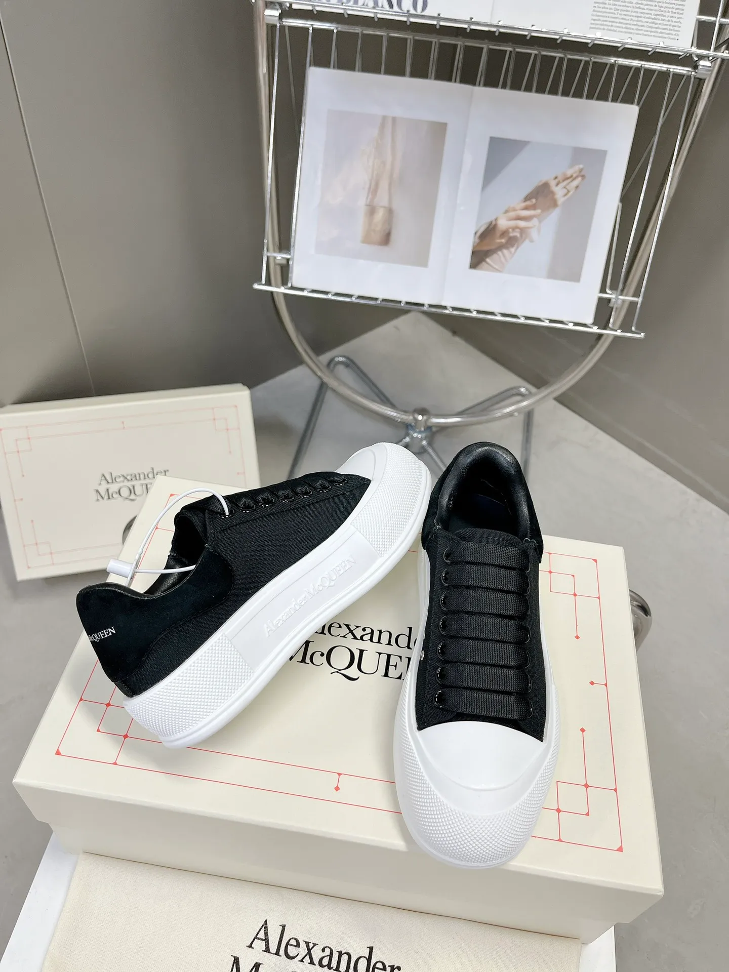 👟👟Ex-factory price 540👟👟 McQueen couple shoes, the latest Milan Fashion Week T-stage show debut in early spring and summer, unique and personalized design, super classy upper foot, round toe design allows the toes to be completely released. I spent a lot of money to buy multiple pairs of originals and dismantled them to make replicas. Many stars: Guli Nazha, Wu Lei, and Internet celebrity bloggers endorsed it, Xiaohongshu became a hit, and the counters were sold out! Fabric: Specially crafted cotton canvas/imported sheepskin, sheepskin lining, cowhide feet. Size: 35-44# (GL)